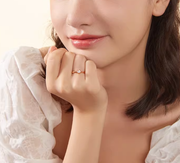 Four-claw single-prong dazzling engagement ring